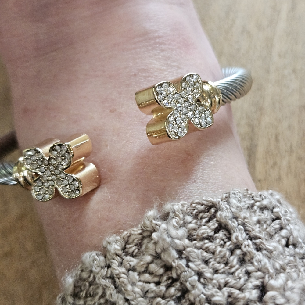 Elegant Gold and Silver Women's Bracelet - Picture 3 of 9